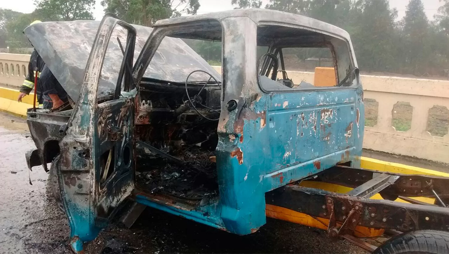 Fotos: así quedó la camioneta que se incendió en el puente Lucas Córdoba