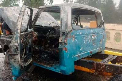Fotos: así quedó la camioneta que se incendió en el puente Lucas Córdoba