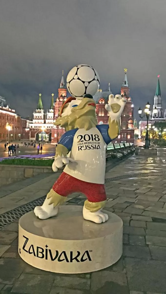 LA MASCOTA. Una estatua de Zabivaka en las inmediaciones de la Plaza Roja, en Moscú. la gaceta / foto de irene benito