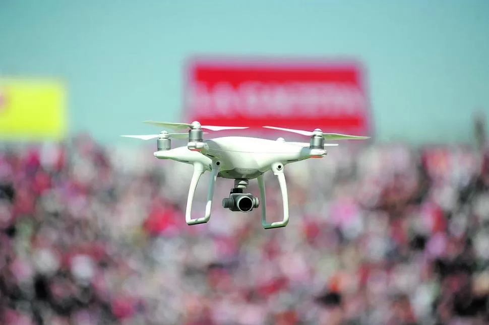 LISTO PARA VOLAR EN EL ESTADIO. Los operadores de Horizontes Drones, en acción. LA GACETA /FOTOS DE FRANCO VERA.-