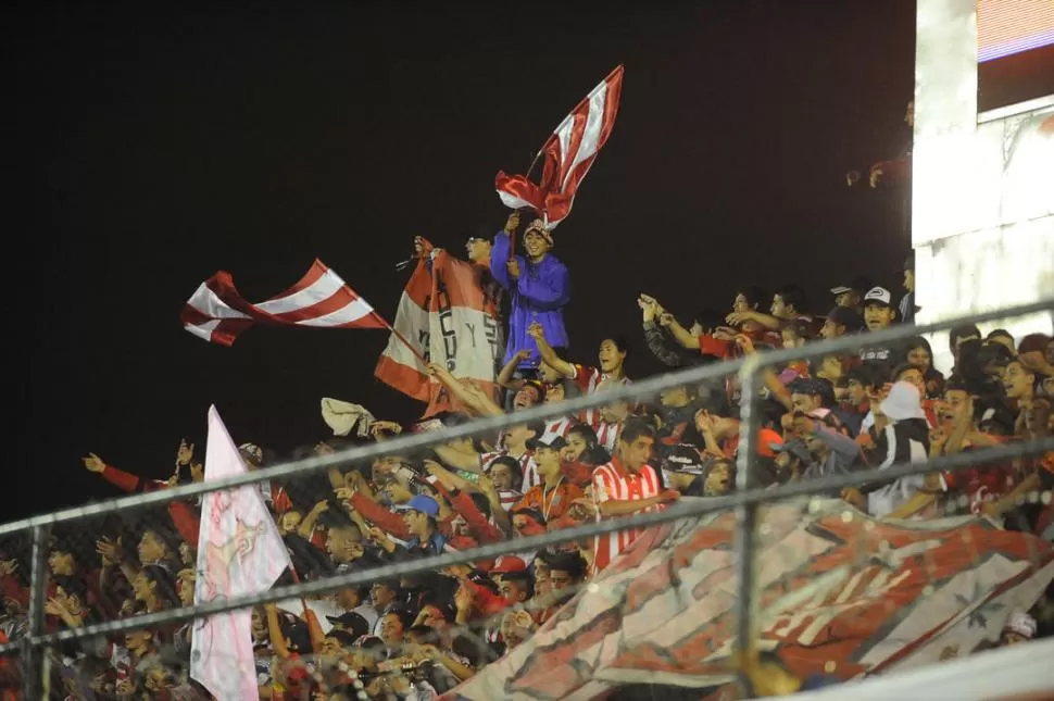 AUNQUE GANE O PIERDA... La hinchada de San Martín volvió a colmar La Ciudadela pero no pudo celebrar la victoria. LA GACETA / FOTO DE hector peralta