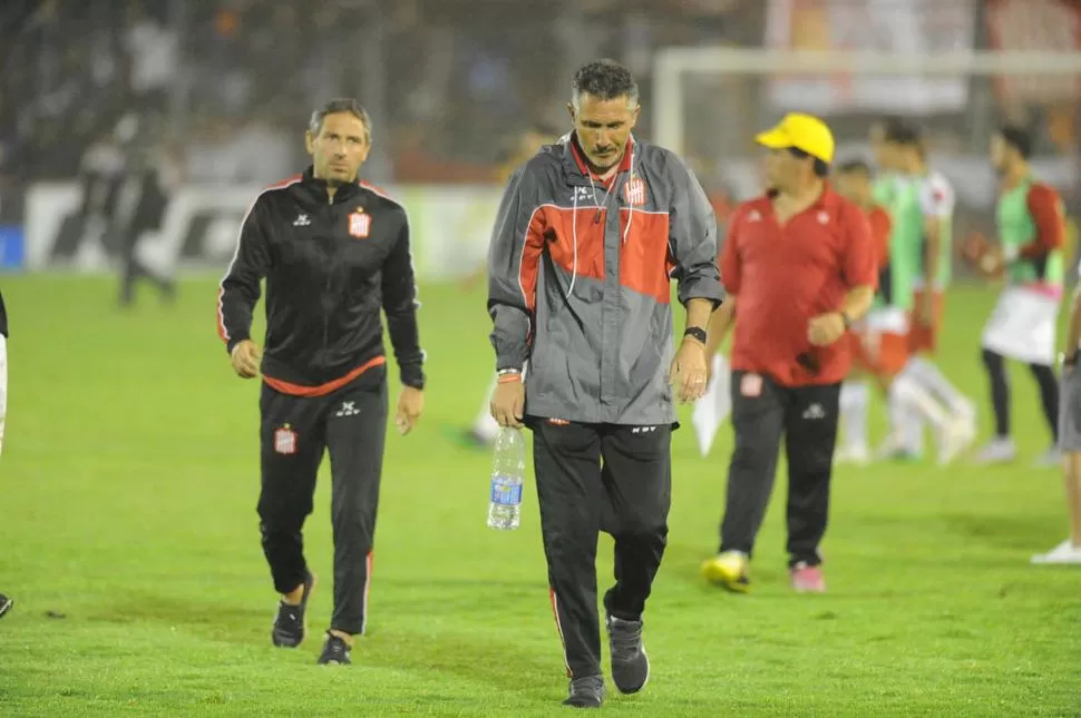 LA AMARGURA DEL FINAL. Diego Cagna abandona el campo de juego, con la derrota de San Martín ya consumada. Luego, en conferencia de prensa, dijo que se siente respaldado por la directiva. LA GACETA / FOTO DE HÉCTOR PERALTA