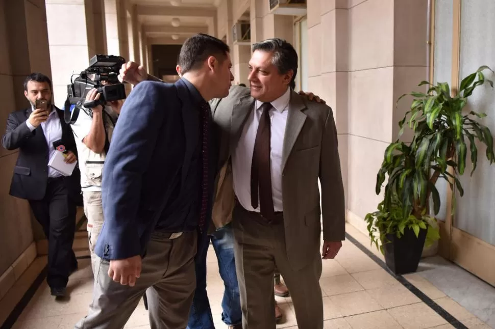 UN SALUDO PARA EL GANADOR. Daniel Posse ayer, en el Palacio de Justicia. la gaceta / foto de inés quinteros orio