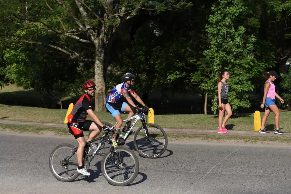 POR LA PERÓN. Esta avenida es una de las preferidas por los ciclistas. LA GACETA / FOTOS DE DIEGO ARÁOZ.-
