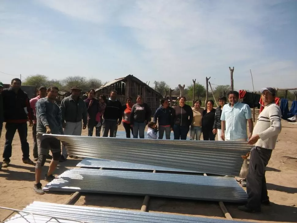 CONSTRUCCIÓN. Los productores recibieron material para las parideras. 