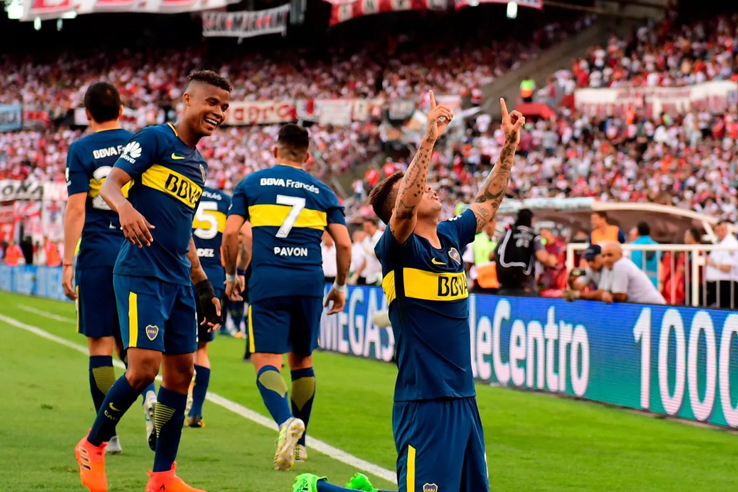 FESTEJO XENEIZE. Cardona abrió la cuenta para Boca, que ganó el partido en el Monumental. (TELAM)