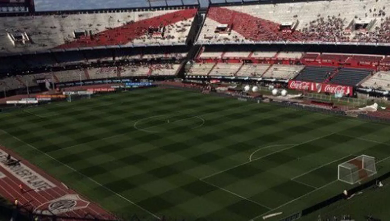 CORTE DE LUZ. El Monumental en la previa al Superclásico. (FOTO CLARÍN)
