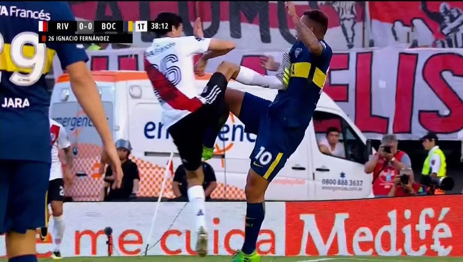 AL PECHO. Nacho Fernández le dejó los botines marcados a Cardona y vio la roja. (CAPTURA)