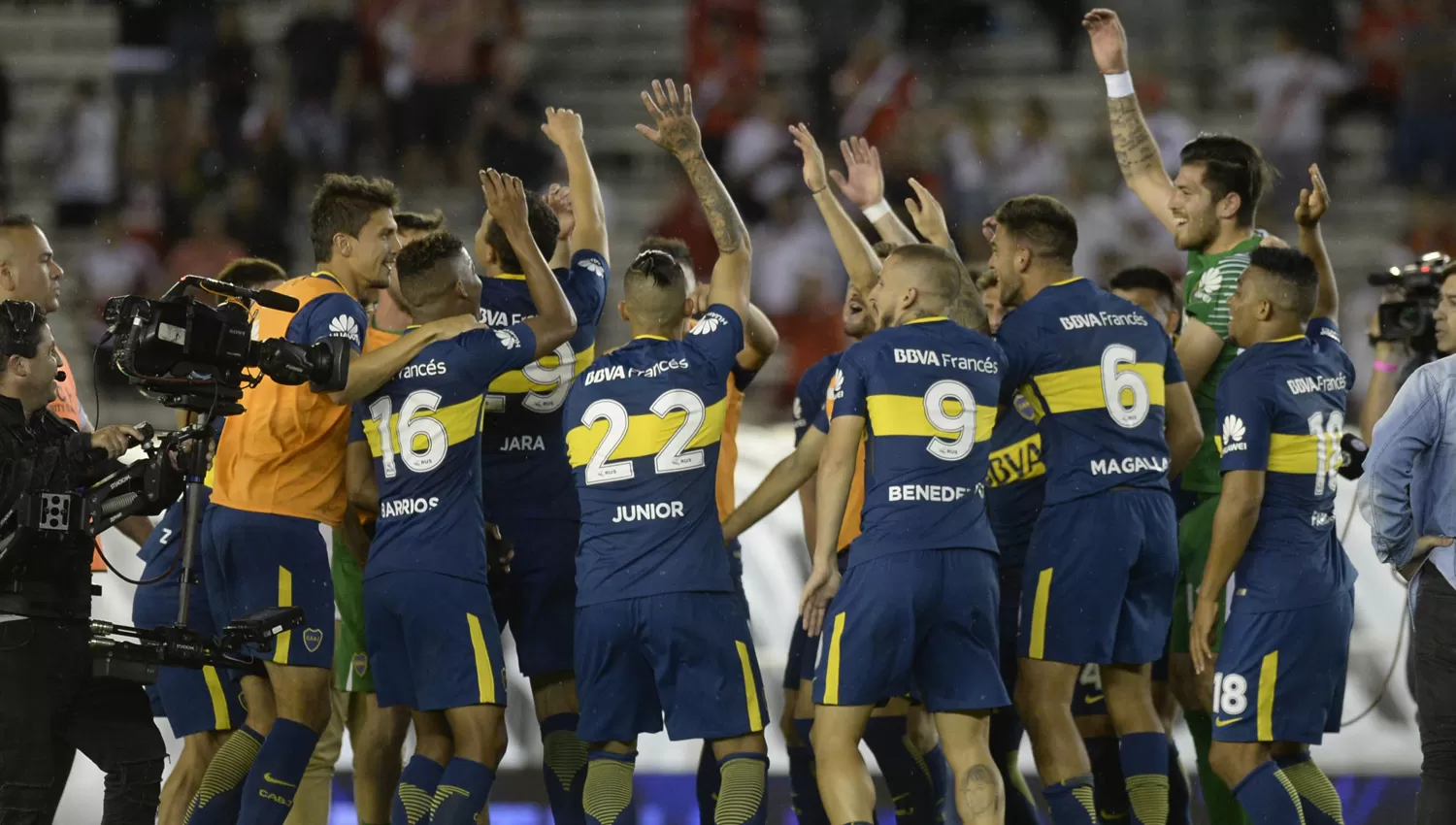 LÍDER. Boca celebró en River y sigue bien arriba. (DYN)