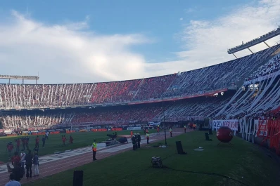 Superclásico desde el aire: mirá la salida de los equipos en un estadio colmado
