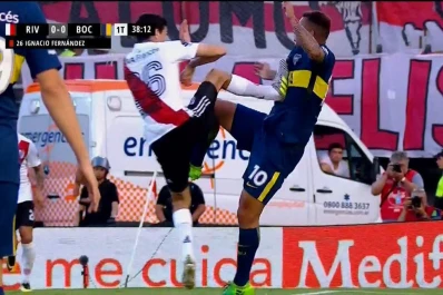 Mirá la patada criminal de Fernández, que dejó con 10 a River