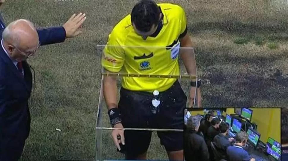 TIEMPOS MODERNOS. Roldán observa el monitor antes de cobrar el penal. 