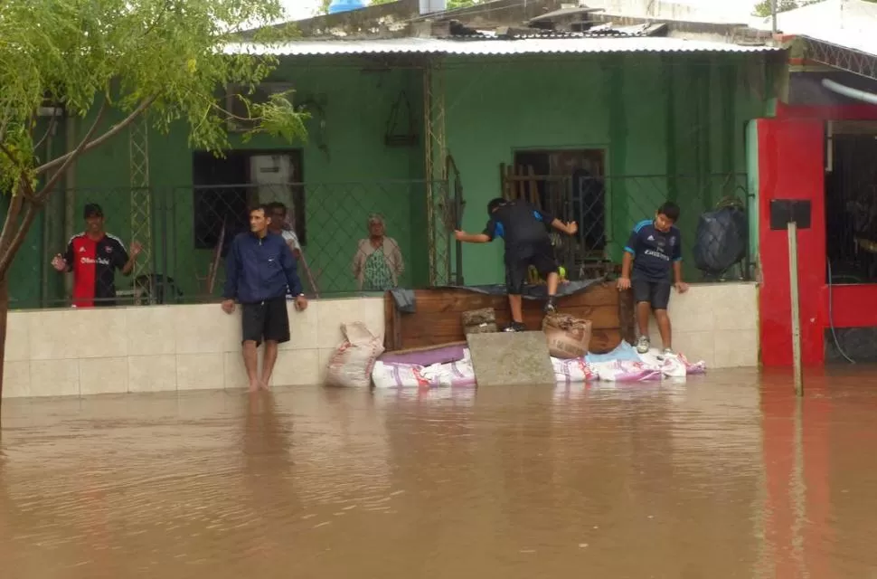 ANEGADOS. Vecinos de Alberdi armaron defensas con bolsas de arena y tablones ante las tormentas de febrero.  la  gaceta / foto de osvaldo ripoll (archivo)