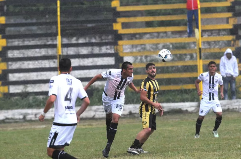 SEGURIDAD. Tomás Armella, defensor de Central Norte, despeja de cabeza antes de que llegue a la pelota Jorge Miranda.  LA GACETA / FOTO DE franco vera