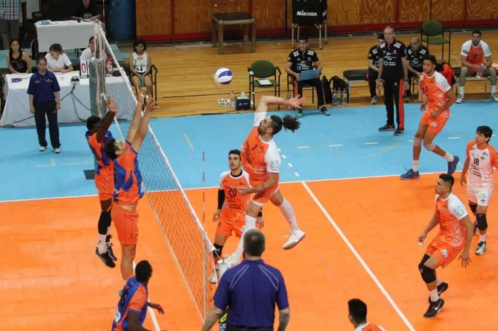 FALTÓ. Pablo Guzmán marcó 13 puntos para los monterizos. La defensa de Gigantes no le dejó mucho espacio por el centro. prensa monteros voley / foto de michelin andujar