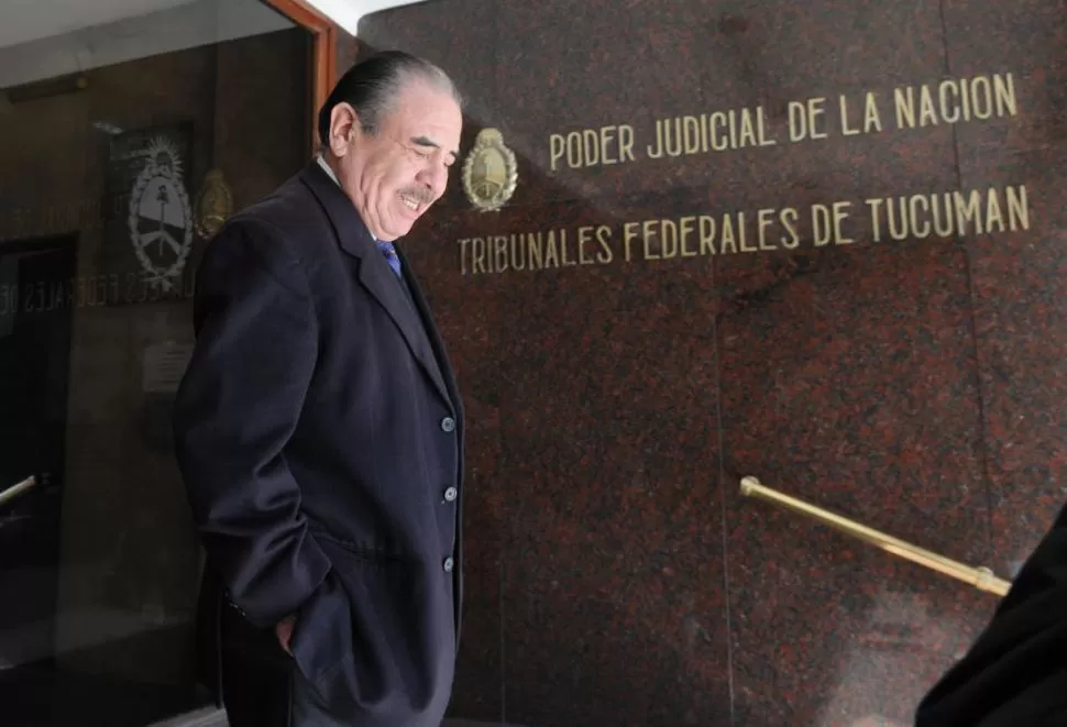 EL EX JUEZ FEDERAL N°2. Terán sale en 2010 de los Tribunales Federales donde trabajó después de prestar declaración indagatoria como imputado.  la gaceta / foto de juan pablo sánchez noli i (archivo) 