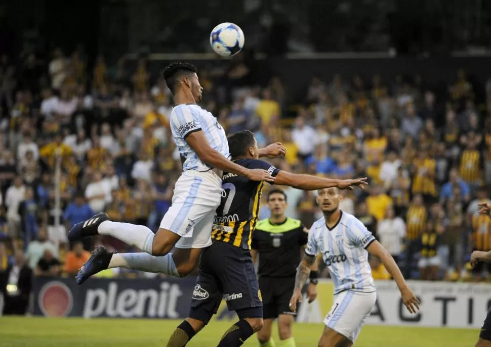 ESTUVO EN TODOS LADOS. Freitas, que supera en el salto a Leguizamón, de Central, tuvo un partido ordenado e impecable, tanto por tierra como por aire. foto de Marcelo Manera (especial para la gaceta)