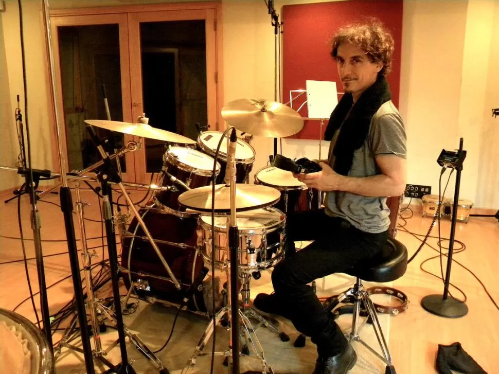 “CON TODOS”. Samalea tocó con Sabina, Cerati, Charly, Calamaro, Melingo y Calle 13, entre muchísimos otros. lacapital.com.ar