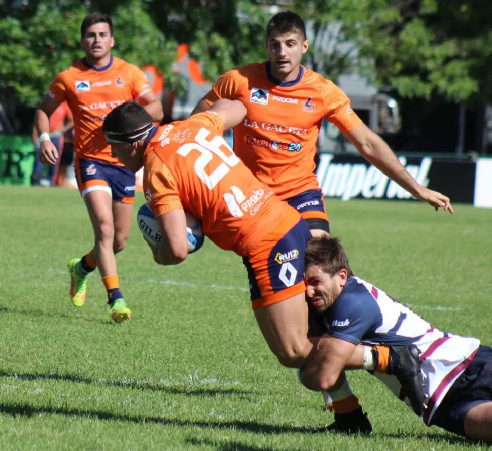 TACKLE. Matías Frías Silva, autor de un try, intenta pasar la marca con el apoyo de Matías Ferro. Tucumán se durmió y lo pagó. Prensa URT 