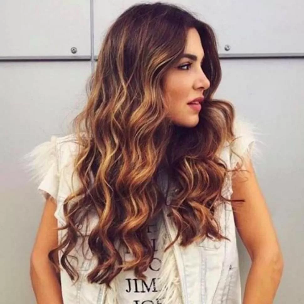 PARA MOROCHAS. Se aclaran unas mechas con tonos marrones,  cobrizos y caramelo, en forma transversal en la cabellera. 