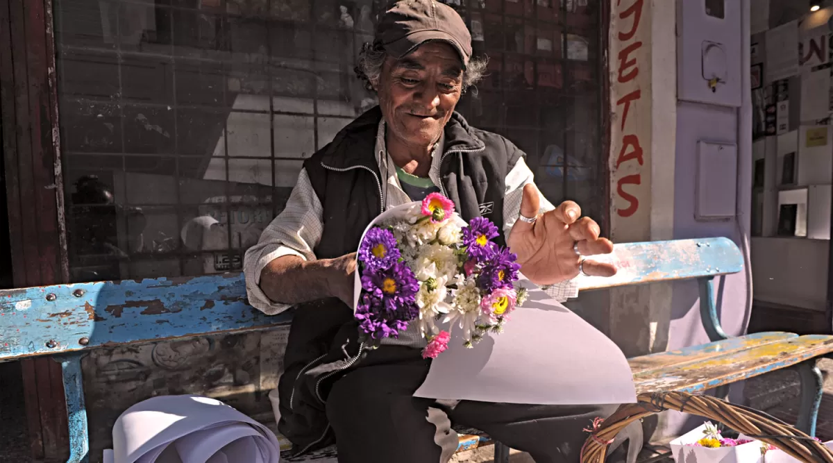 EN PROCESO DE PREPARACIÓN. Rubén Darío Erazu ha perfeccionado con los años el arte de armar ramos de flores. Hace unos 80 cada día. la gaceta / fotos de franco vera