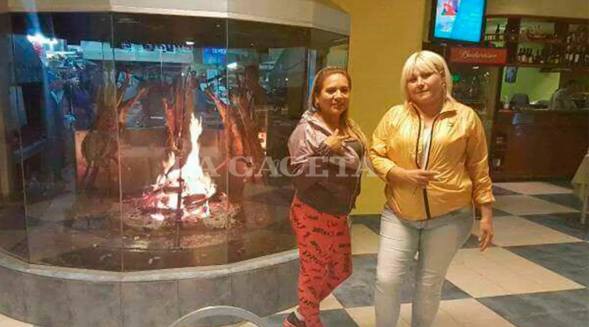 EN UN RESTAURANTE. Miryam “La Negra” Soria y Nilda “La Cabezona” Gómez.