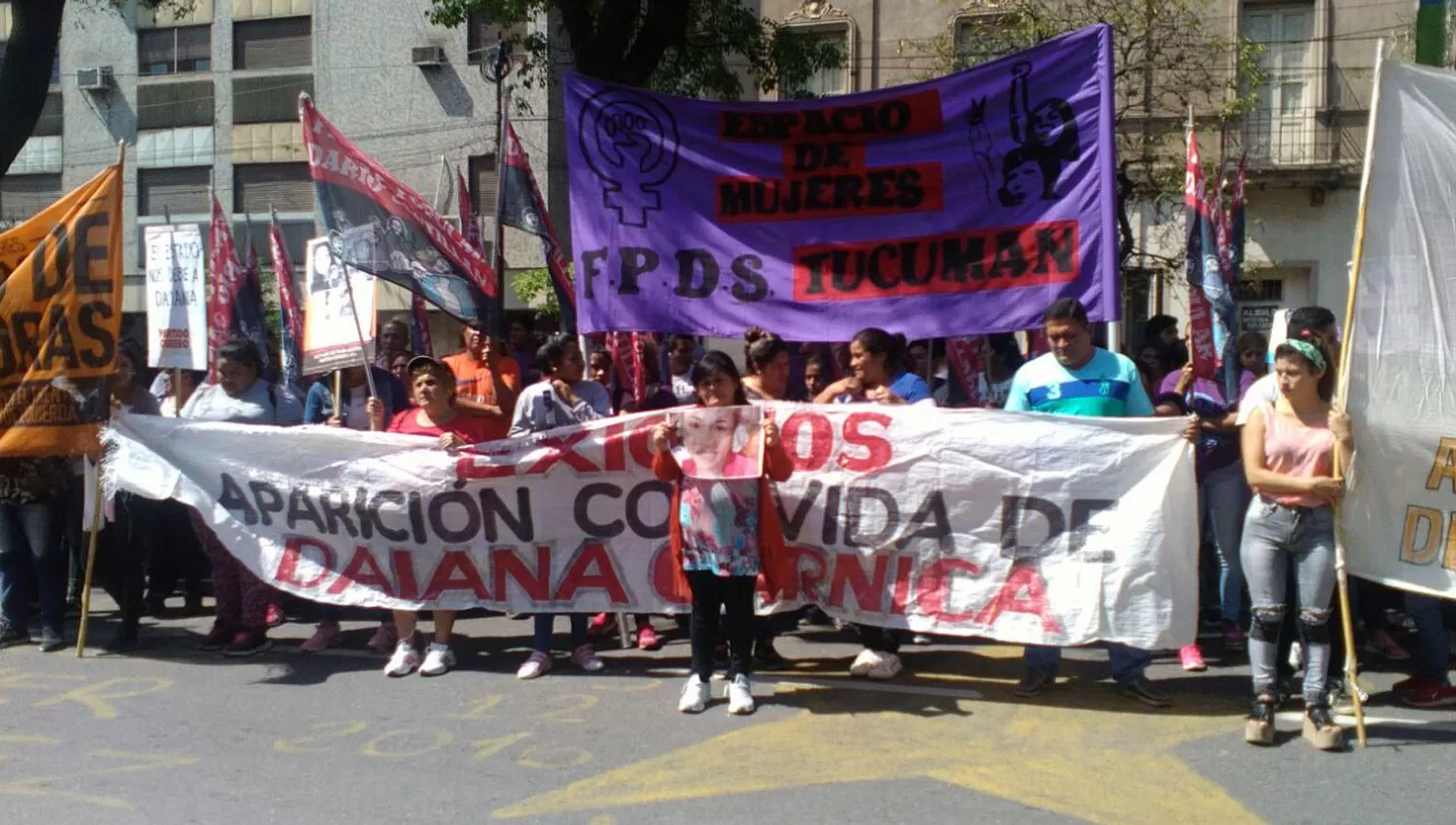 FRENTE A TRIBUNALES. Los familiares de Daiana cortan el tránsito en Sarmiento al 400. LA GACETA / GUSTAVO RODRÍGUEZ