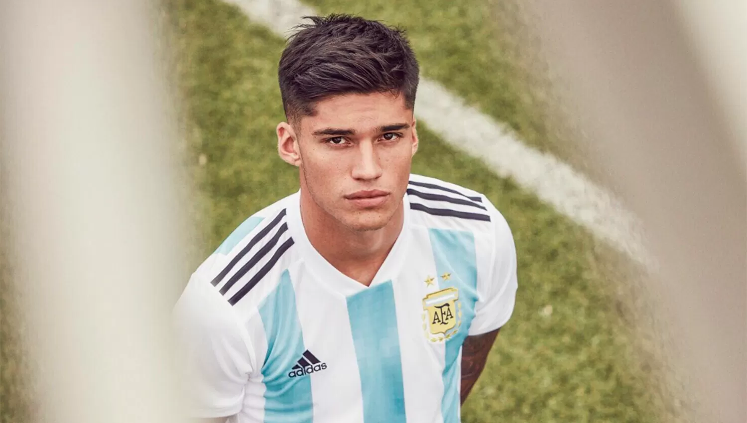 Tucu Correa posó con la camiseta de la Selección y la tribuna femenina estalló en Twitter