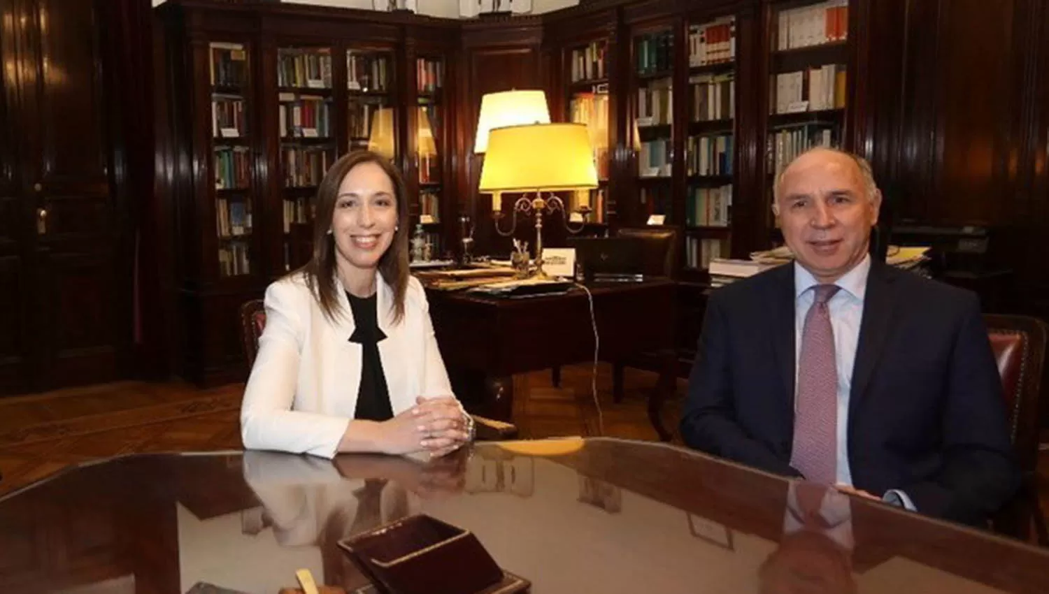 La gobernadora bonaerense, María Eugenia Vidal, con el titular de la Corte Suprema nacional, Ricardo Lorenzetti. FOTO TOMADA DE CLARIN.COM