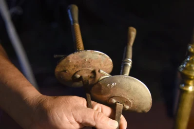 La plaza Alberdi se convirtió en un anticuario a cielo abierto