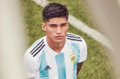 Tucu Correa posó con la camiseta de la Selección y la tribuna femenina estalló en Twitter