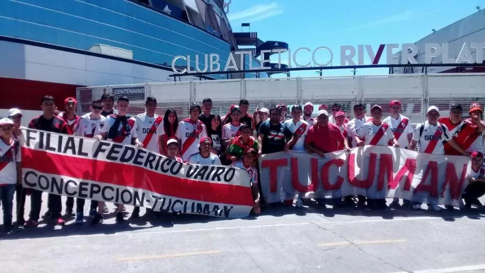 NO FUE SENCILLO, PERO DIJERON PRESENTES. Los organizadores del viaje reconocieron que no fue fácil llenar el colectivo pero eso se debió a que muchos tienen que trabajar hoy temprano, no por la derrota sufrida ante Lanús, en la Libertadores.  