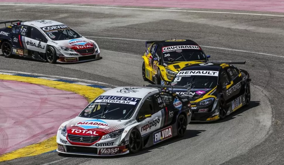 LÍDER DE PELOTÓN. Mariano Werner y su Peugeot, adelante de Facundo Ardusso y Leonel Pernía (ambos con Renault). Prensa Team Peugeot Total