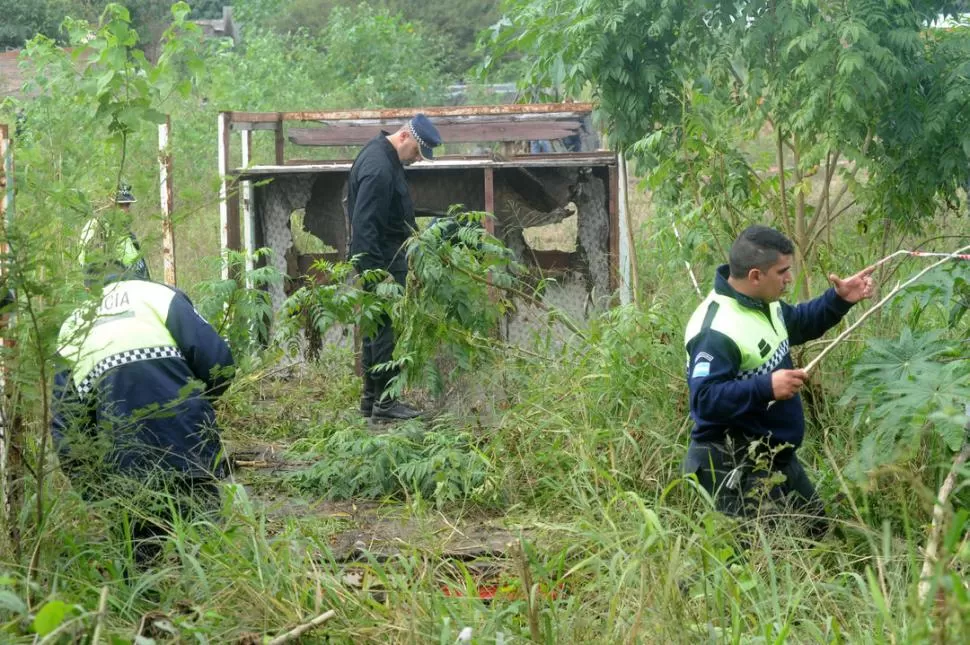 PROCEDIMIENTO. Efectivos de la Policía provincial y de la Federal efectuaron la búsqueda de la adolescente en una cortada de ladrillos. la gaceta / foto de Antonio Ferroni 