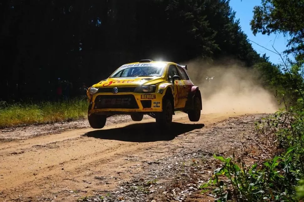 CONSOLIDADOS. En el VW Gol Trend MR, su piloto Tomás García Hamilton y su navegante Luis Catalfamo se llevan muy bien. 