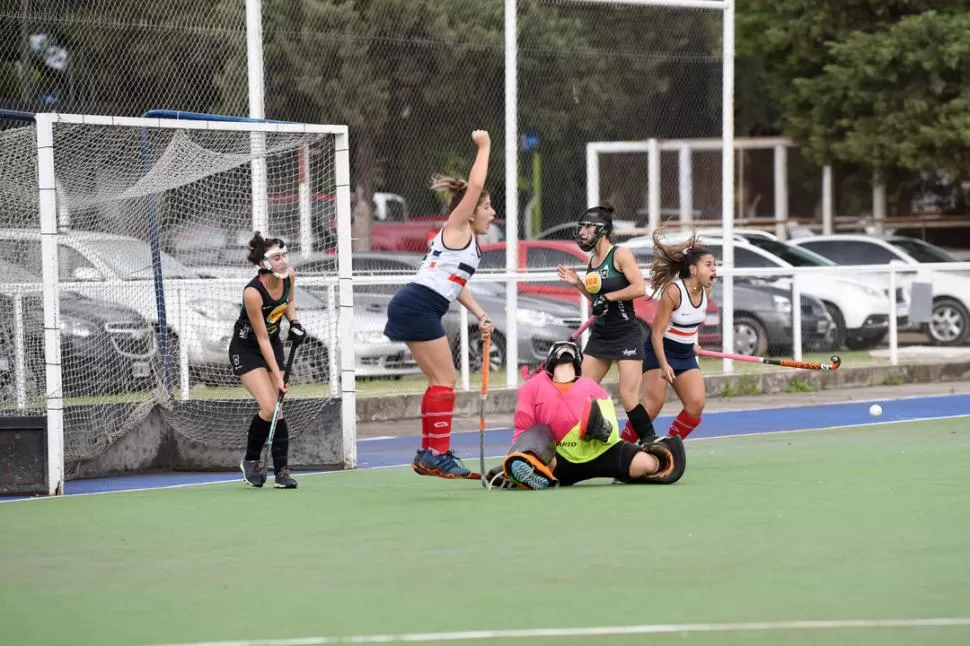 DE CÓRNER. García (izq.) y Tapia celebran eufóricas el gol convertido por Agüero. la gaceta / foto de analia jaramillo 