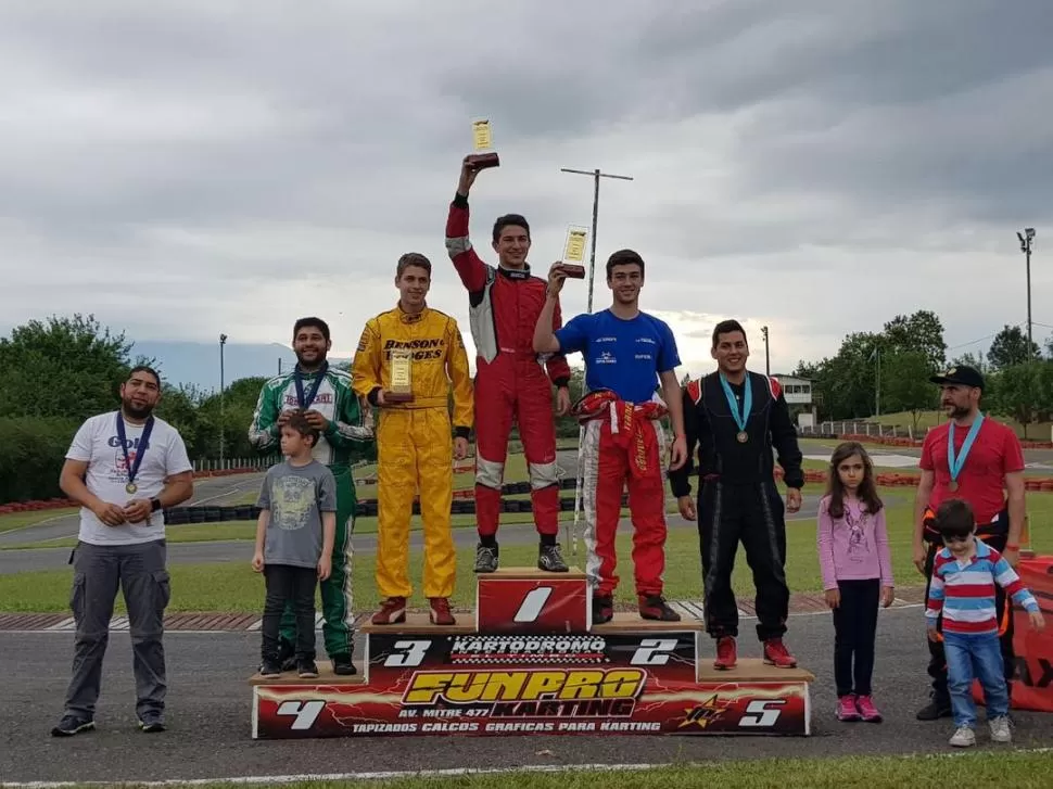 FELICES. Gonzalo Escalera, con el N°1 en el podio general de la 150cc. FOTO DE ALEJANDRO SAAD