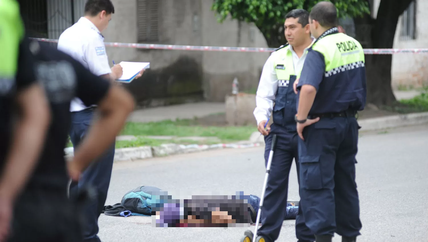 SOBRE LA CALLE. El joven fue abatido en Francisco de Aguirre y Lucas Córdoba