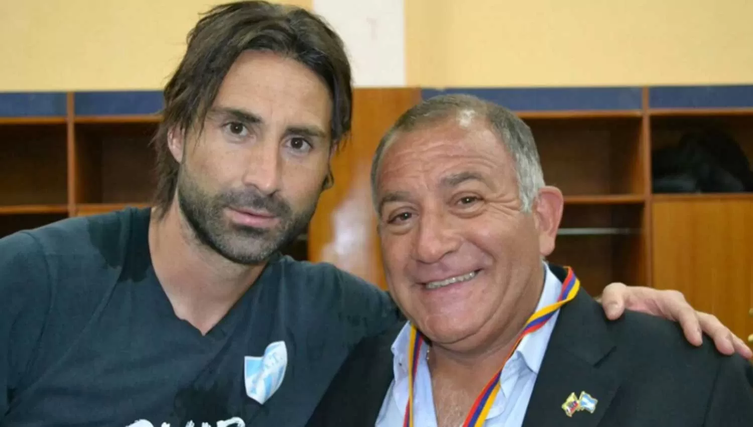 Juez junto a Cristian Lucchetti luego del partido en el que Atlético derrotó a El Nacional. ARCHIVO