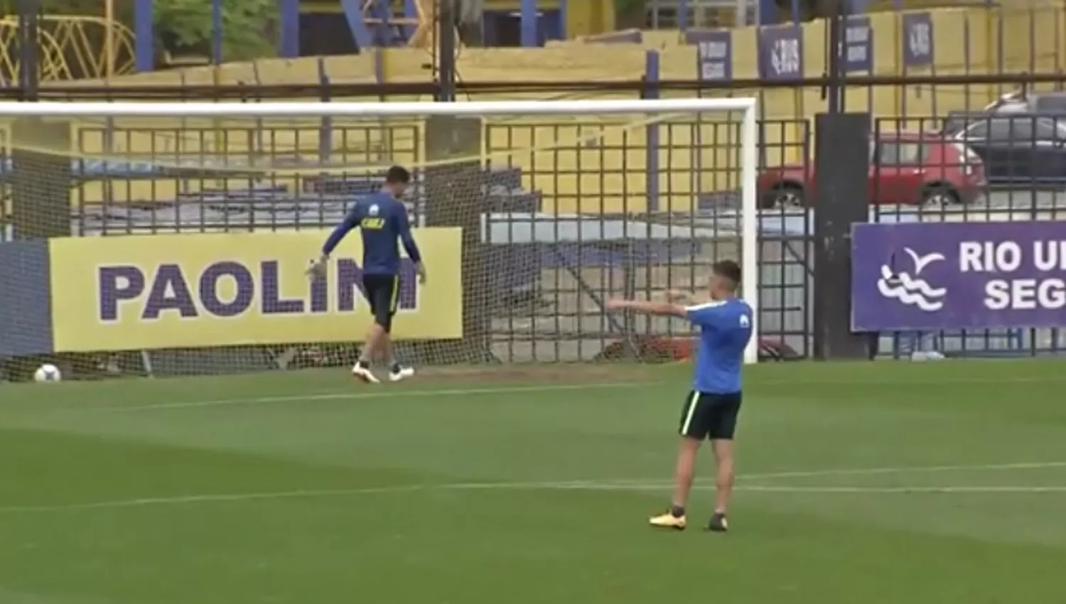 PIDIENDO EL VAR. Espinoza hace la seña luego de que la pelota picara en la línea. (CAPTURA)