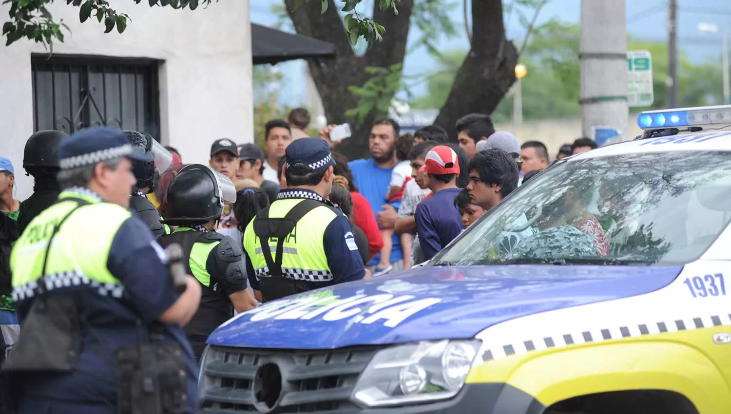 Los familiares de Herrera se agolpaban en el lugar exigiendo explicaciones. LA GACETA/FOTO DE HÉCTOR PERALTA