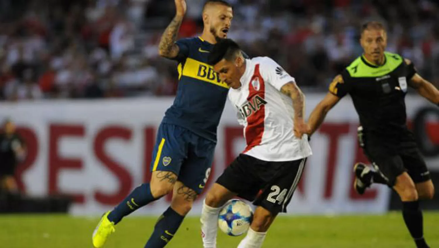 AMIGOS Y RIVALES. Benedetto y Enzo Pérez juegan en la Selección Argentina. (FOTO PERFIL)