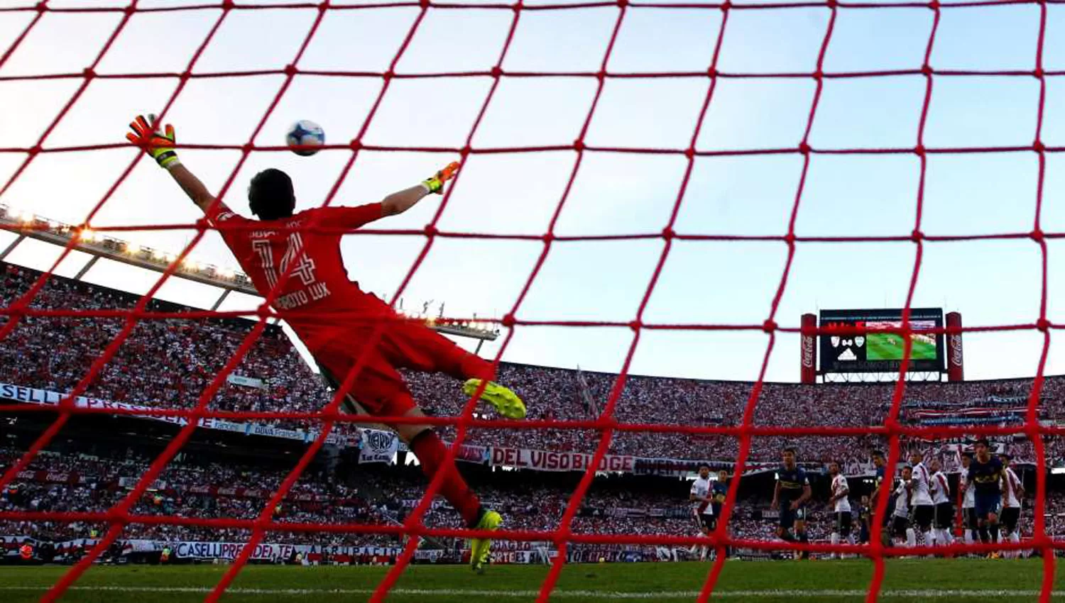 GOLAZO. Lux no pudo con la pelota de Cardona en el Superclásico ante Boca. (DIARIO LOS ANDES)