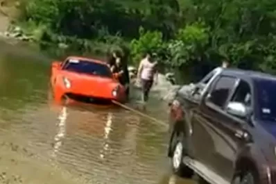 Insólito: hundió una Ferrari de 900.000 dólares en un arroyo de Córdoba