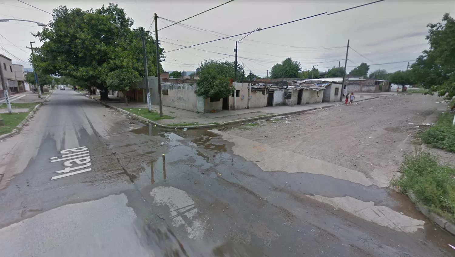 Atacaron a palazos y a pedradas a un grupo de policías para impedir una detención en La Bombilla