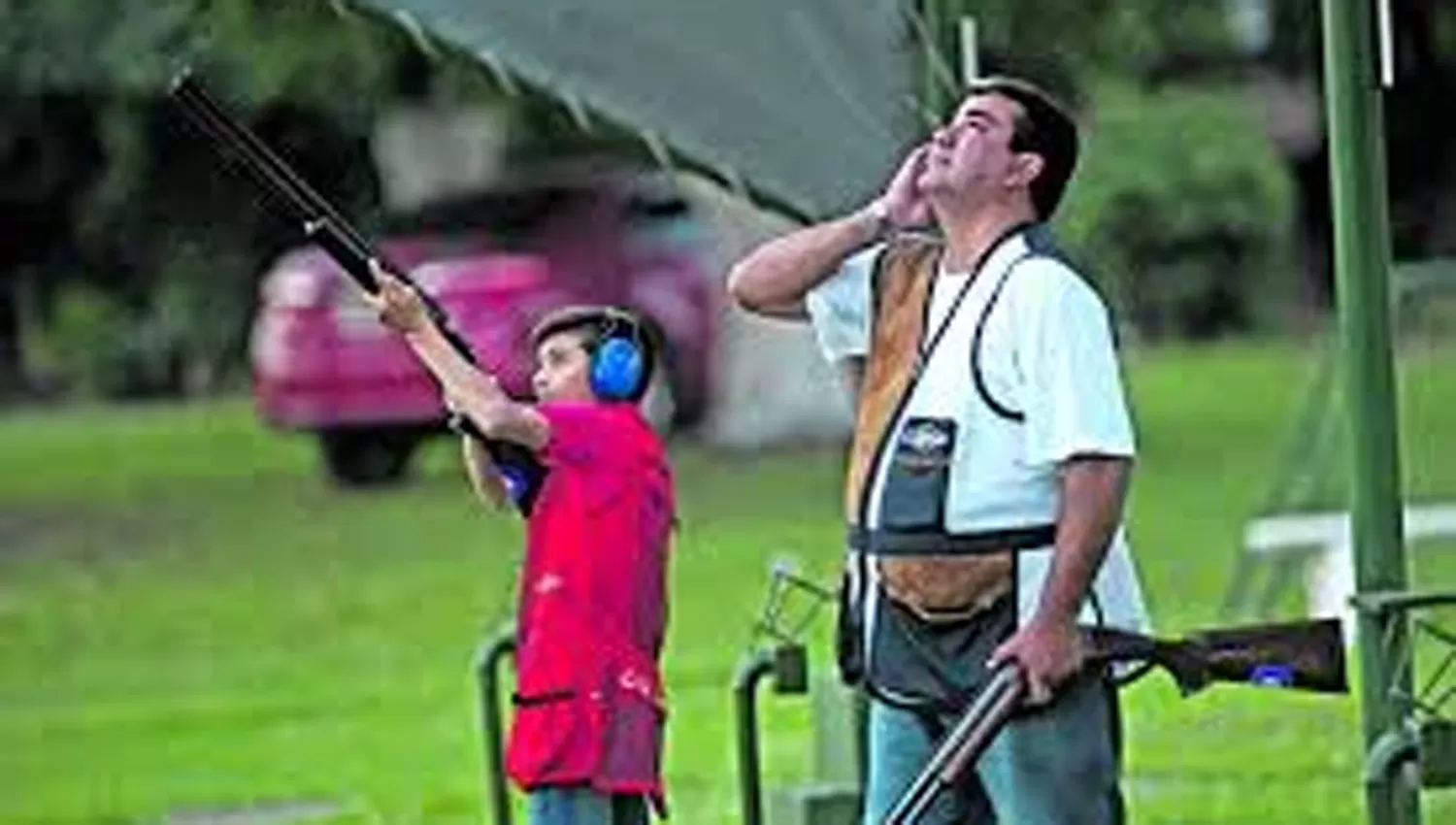 BUENA COSECHA. El pequeño tirador muestra orgulloso los trofeos obtenidos.