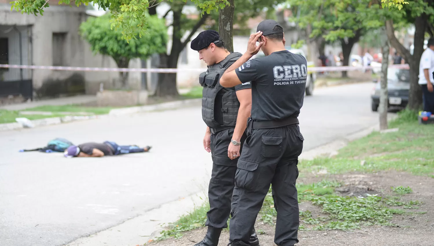 EN EL LUGAR DEL HECHO. Personal del Grupo Cero realiza tareas de vigilancia en la zona donde fue abatido Jorge Herrera, presunto asaltante. la gaceta / foto de héctor peralta