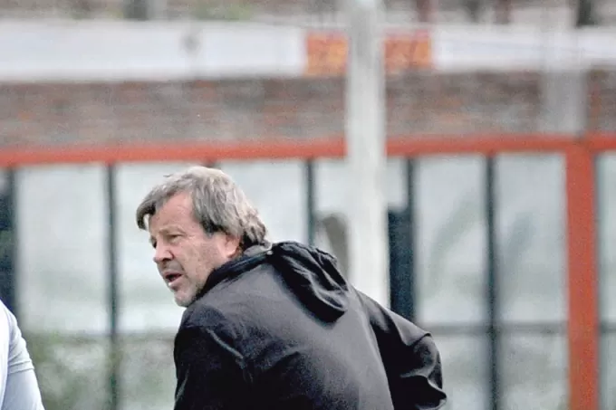 “El Ruso” aprovechó la sesión de ayer a puertas cerradas en el Monumental para sacarse las dudas sobre el equipo que alistará mañana. La gaceta / foto de franco vera