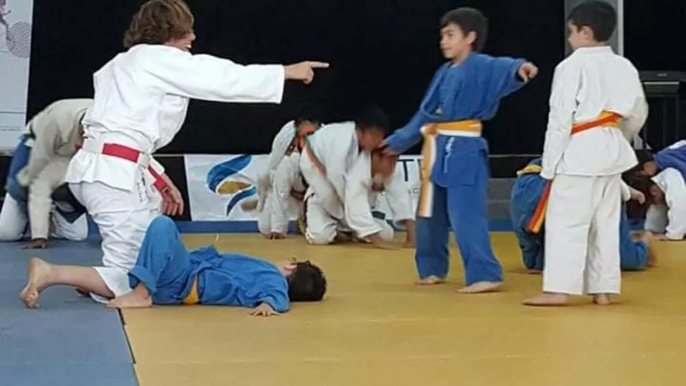 ¡BIEN HECHO! Daniela Krukower entrenó a los pequeños yudocas durante una clínica deportiva que dio en Tucumán. daniela krukower