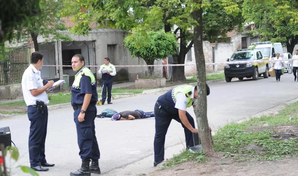 EN PLENA TAREA. Los peritos de la policía juntan pruebas en la escena donde fue abatido Herrera. la gaceta / foto de hector peralta